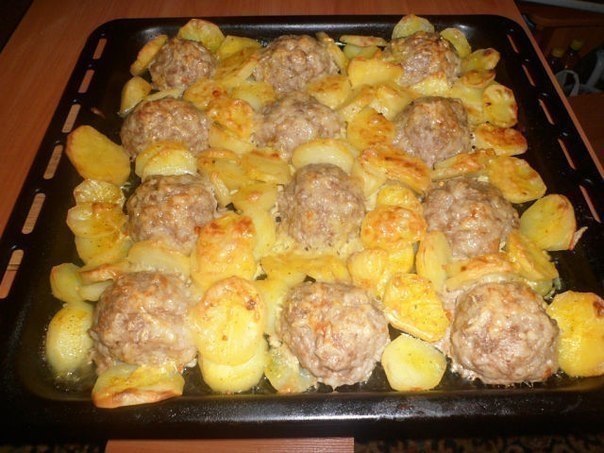 Мясные ёжики с картошкой под сыром.jpg