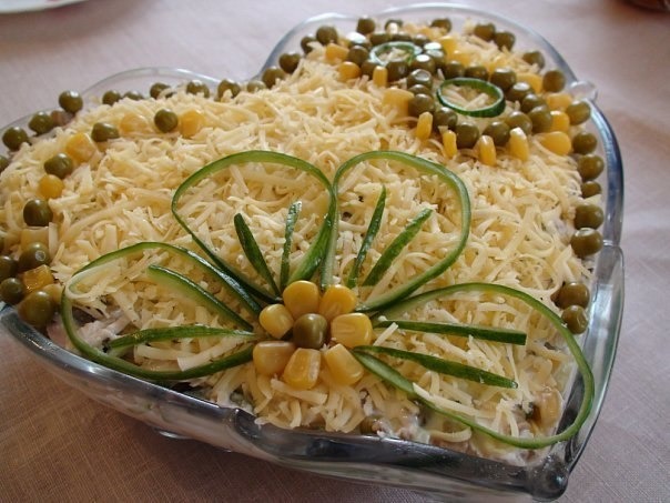Салат с курицей грибами и сыром.jpg